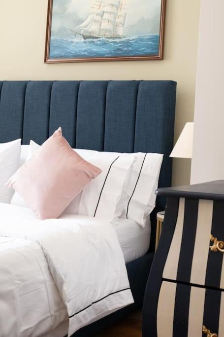 Stylish Beachfront Bolthole With Stunning Sea Views And Luxury Touches Apartment *