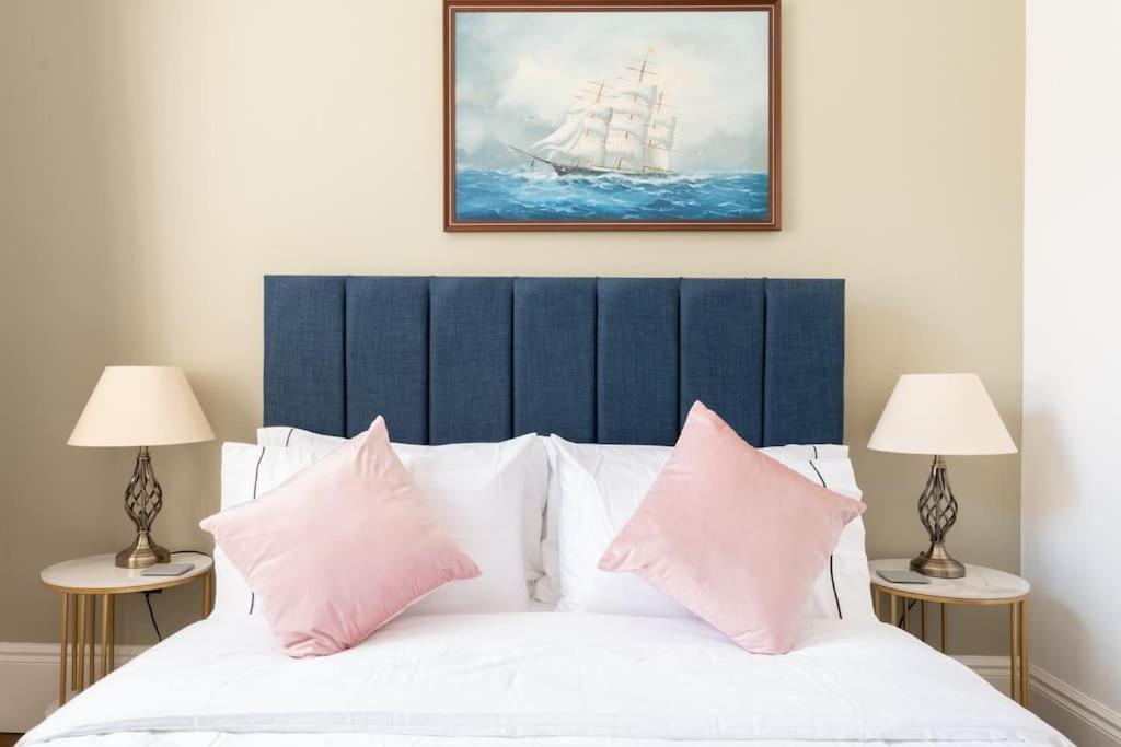 Stylish Beachfront Bolthole With Stunning Sea Views And Luxury Touches Apartment