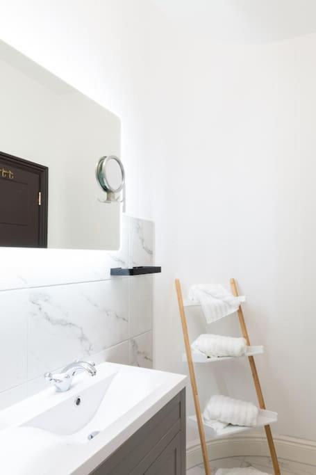 Stylish Beachfront Bolthole With Stunning Sea Views And Luxury Touches Apartment *