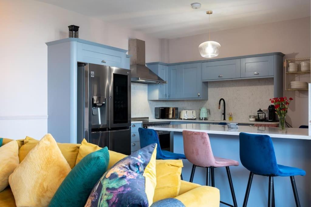 Stylish Beachfront Bolthole With Stunning Sea Views And Luxury Touches *