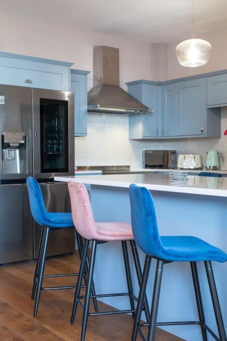 Stylish Beachfront Bolthole With Stunning Sea Views And Luxury Touches *