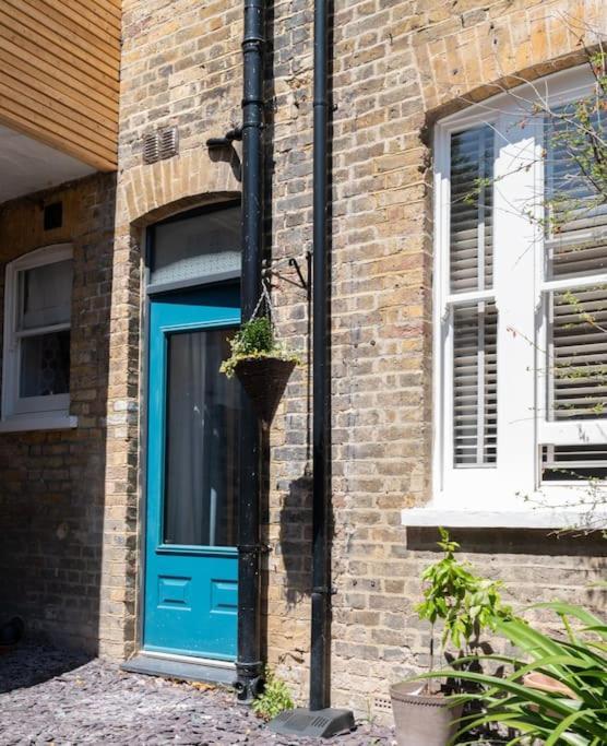 Stylish Beachfront Bolthole With Stunning Sea Views And Luxury Touches Apartment *
