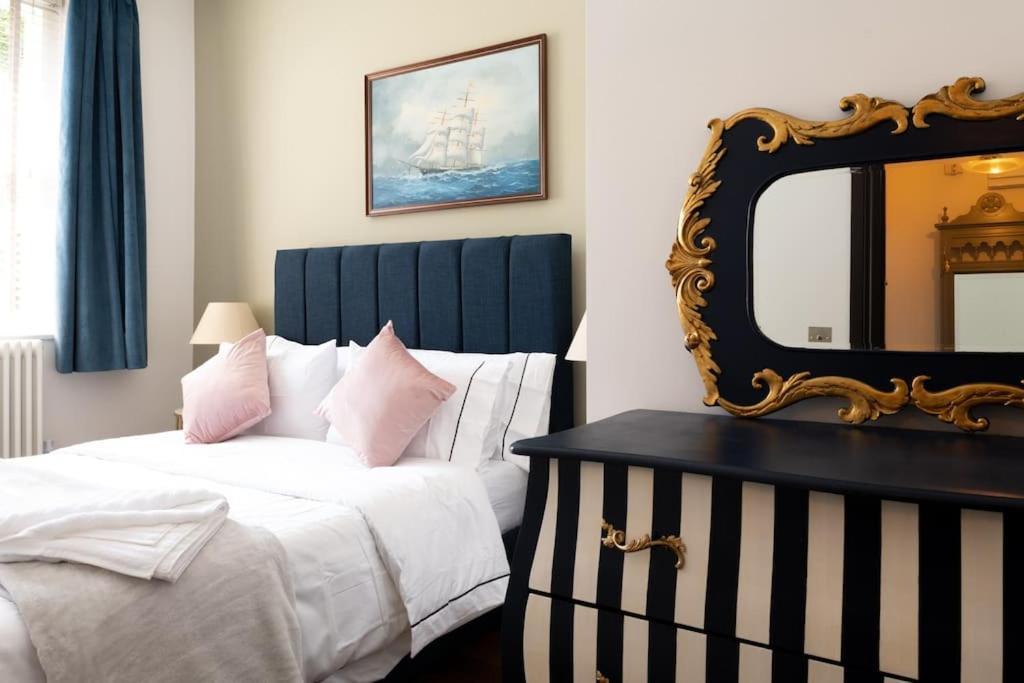 Apartment Stylish Beachfront Bolthole With Stunning Sea Views And Luxury Touches *