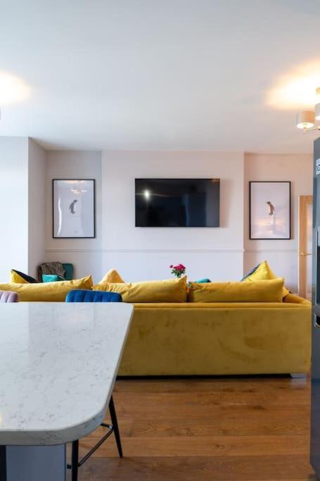 Stylish Beachfront Bolthole With Stunning Sea Views And Luxury Touches Apartment