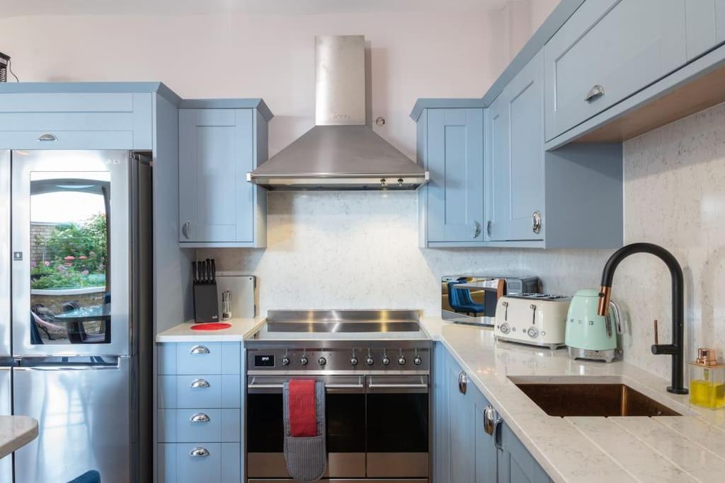 Stylish Beachfront Bolthole With Stunning Sea Views And Luxury Touches Apartment