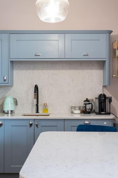 Stylish Beachfront Bolthole With Stunning Sea Views And Luxury Touches *