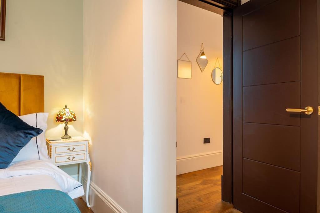 Stylish Beachfront Bolthole With Stunning Sea Views And Luxury Touches *