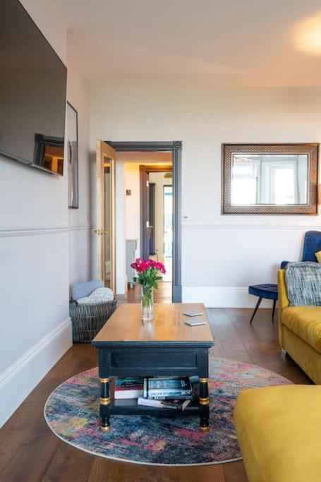 Apartment Stylish Beachfront Bolthole With Stunning Sea Views And Luxury Touches *