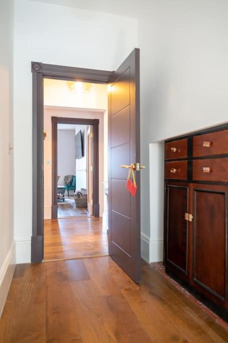Apartment Stylish Beachfront Bolthole With Stunning Sea Views And Luxury Touches *